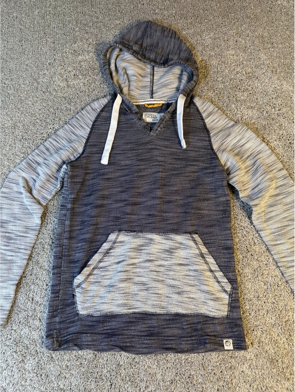 Free Planet Men’s Medium Two Toned Gray Sweatshirt Hoodie